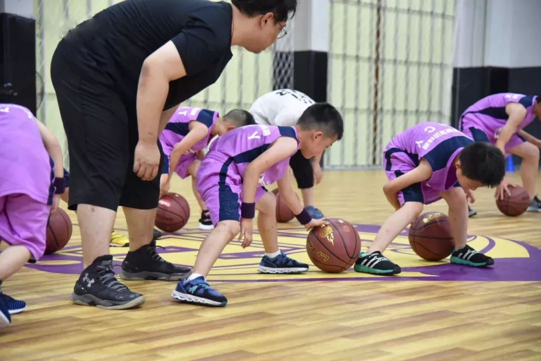 乐鱼体育移动版-青少年篮球训练营引入国际先进理念，培养国际化人才